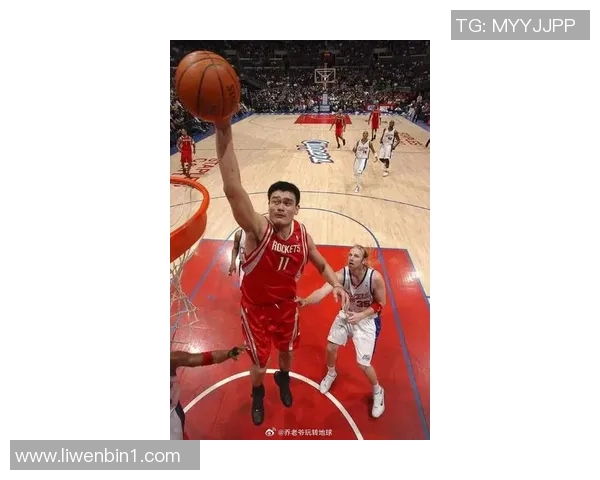 姚明挑战极限头套拔河赛展现力量与团队精神的精彩瞬间