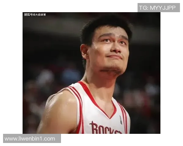 姚明在篮球场上的信仰与坚持：一位巨人的祈祷与梦想之路