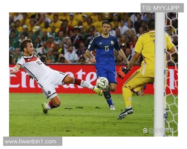 足球明星精彩卡位抢断瞬间集锦展现技巧与智慧