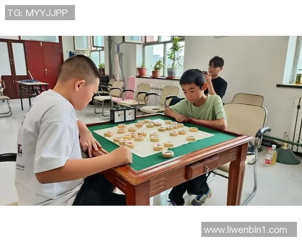 足球明星与棋艺的完美结合高清照片展现他们在棋盘上的智慧与风采