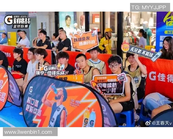 篮球明星自带话筒展现个人魅力与团队精神的完美结合 篮球明星自带话筒展现个人魅力与团队精神的完美结合